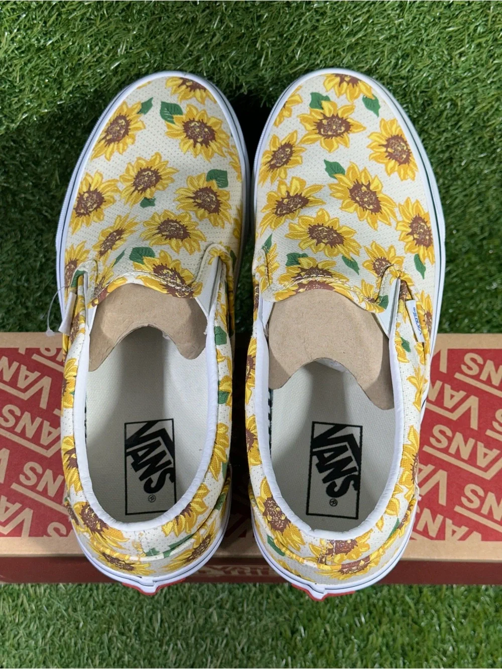 Vans Classic Slip-On, Sunflower Print/White,Men’s 8.5/Womens 10, VN000ZMRFN0